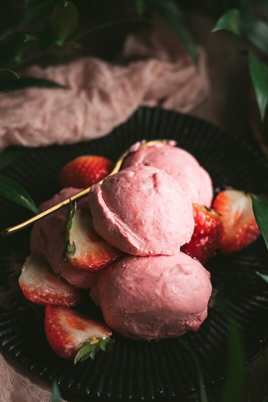 strawberries on black round plate